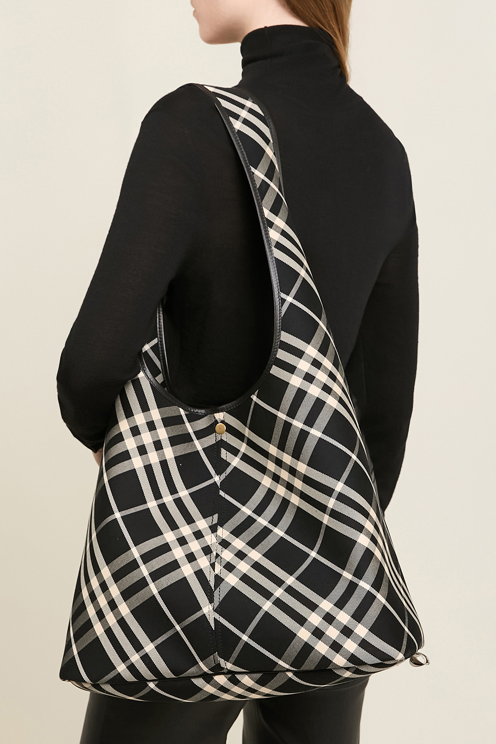 תמונת כל הלוק של תיק כתף